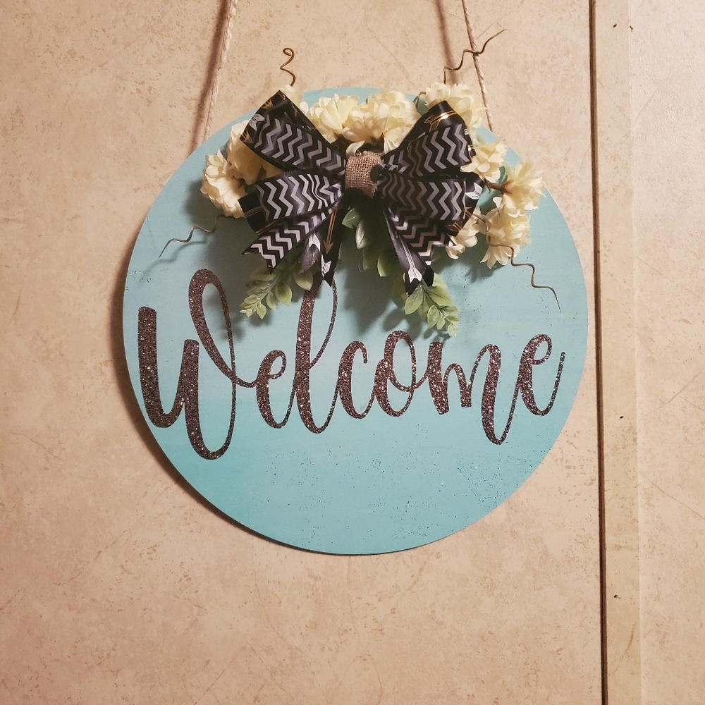 Wooden circle welcome sign